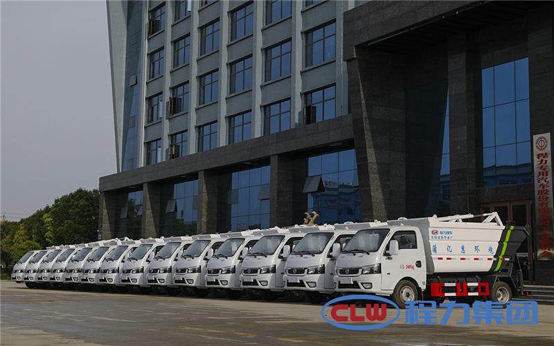 The first batch of 14 units Dongfeng small garbage trucks are ready to be sent to customers